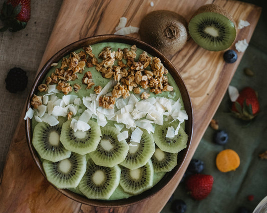 Recept: Granola yoghurt bowl met FrenzyFruit® Kiwi en Kokos Schilfers